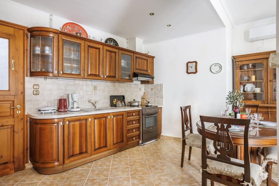 Kitchen or kitchenette, dishwasher, stove