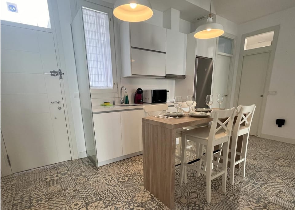 Kitchen or kitchenette, Dining area