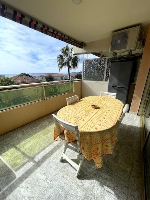Grand studio vue mer - Plages à pied - Parking Apartment in Antibes
