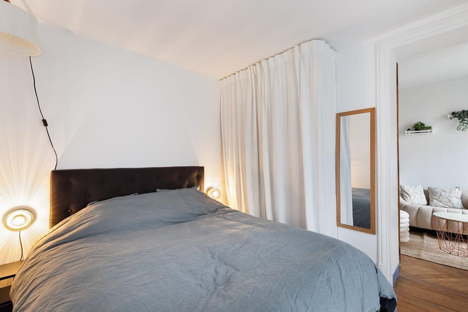 Photo of the whole room, Bedroom