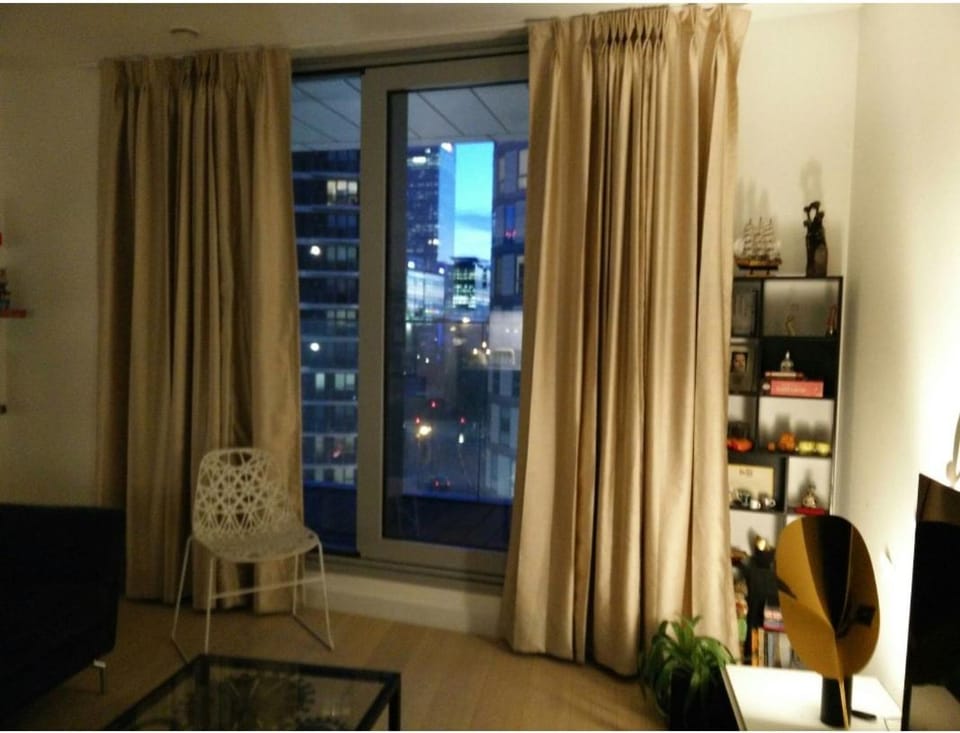 Private room in shared luxury canary wharf apartment - lgbtq friendly Vacation rental in London