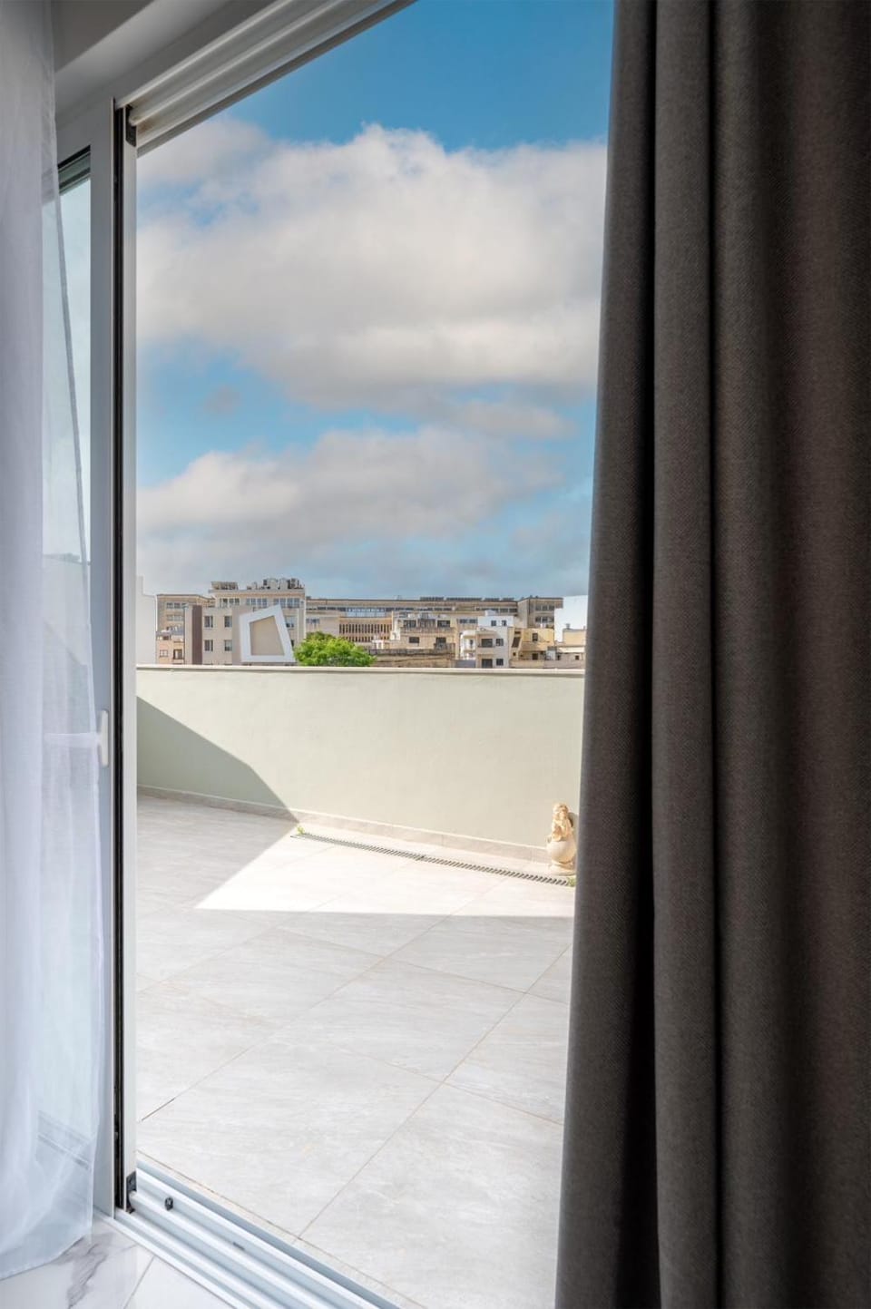 View (from property/room), Balcony/Terrace, City view