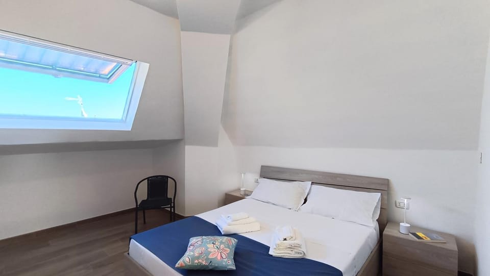 Bed, Photo of the whole room, Bedroom, locker, towels, air conditioner