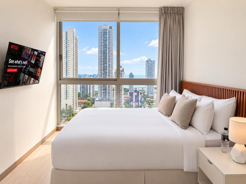 Communal lounge/ TV room, Bed, TV and multimedia, Photo of the whole room, Evening entertainment, Bedroom, City view