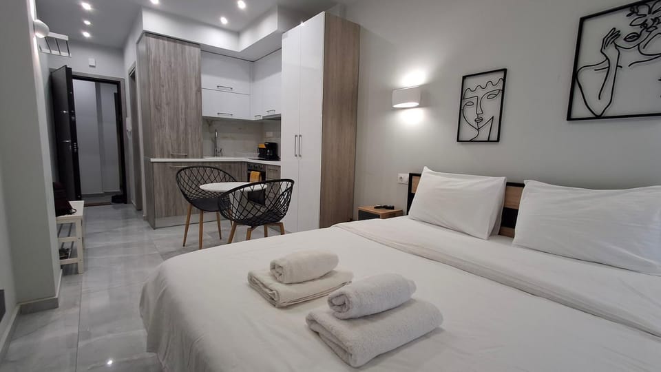 Bed, Kitchen or kitchenette, Photo of the whole room, Seating area, wardrobe