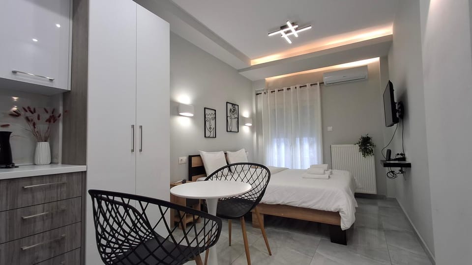 Bed, TV and multimedia, Photo of the whole room, Dining area, Bedroom