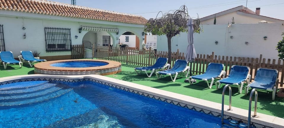 SE ALQUILA CHALET CON PISCINA Y YACUCCI House in La Manga