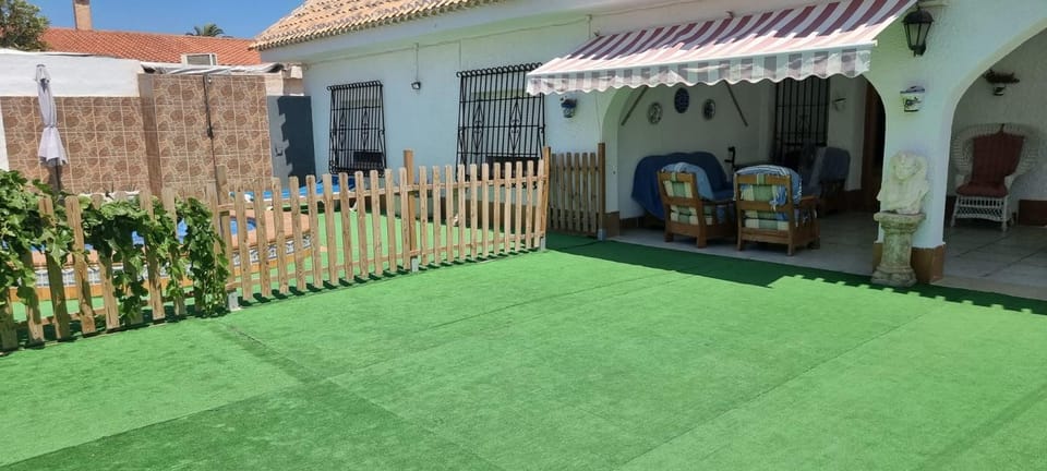 SE ALQUILA CHALET CON PISCINA Y YACUCCI House in La Manga