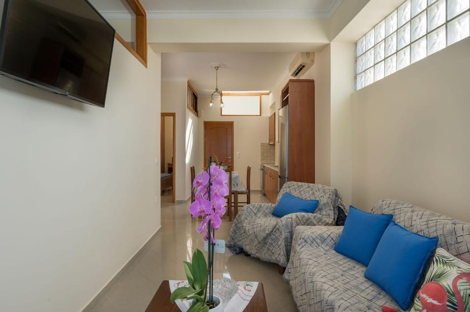 TV and multimedia, Living room, Photo of the whole room, Seating area, air conditioner