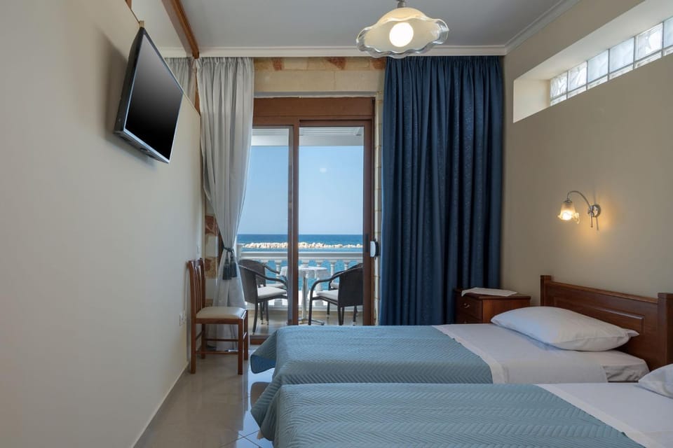 Bed, TV and multimedia, View (from property/room), Balcony/Terrace, Photo of the whole room, Bedroom, Sea view
