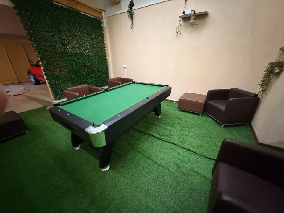 Billiard, Game Room