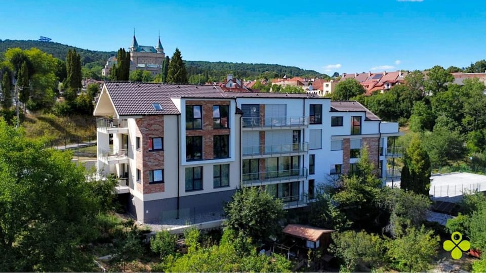 Property building, Neighbourhood, Natural landscape, Bird's eye view, Mountain view, Street view, Location