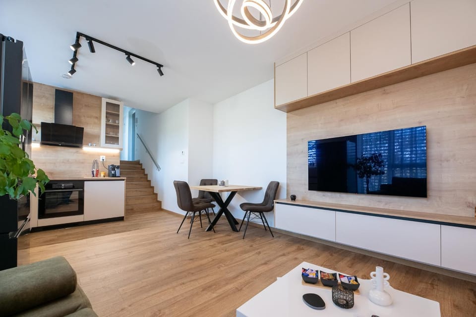 Communal lounge/ TV room, TV and multimedia, Living room, Seating area, Dining area, Evening entertainment