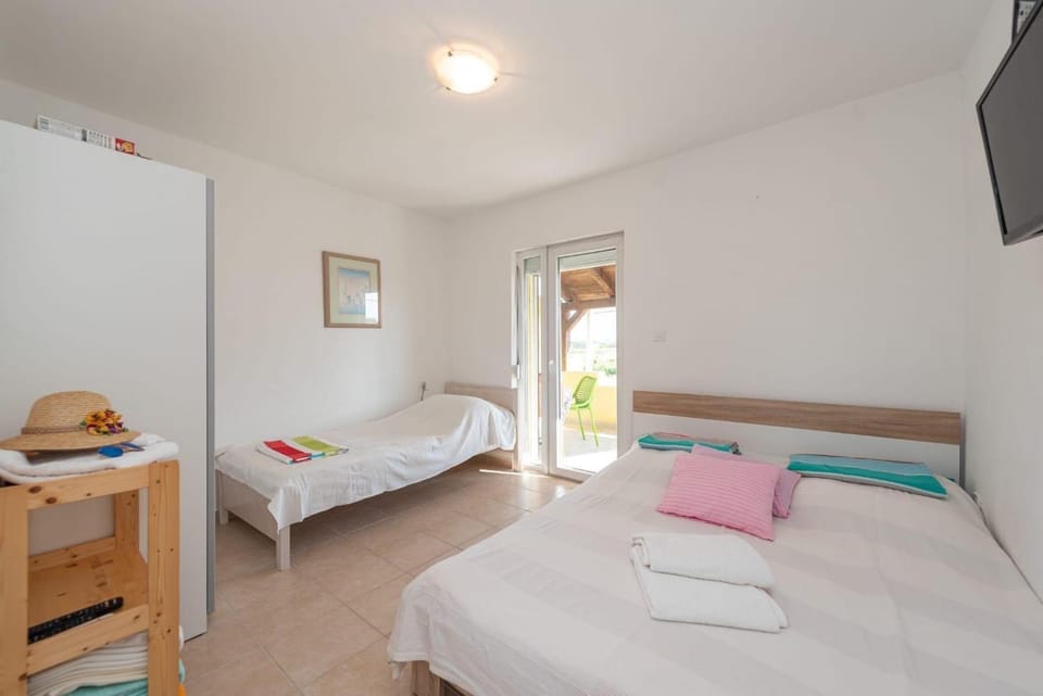 Bed, TV and multimedia, Photo of the whole room, Bedroom, towels