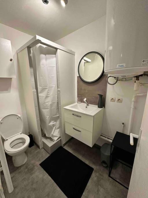 Shower, Toilet, Bathroom, towels