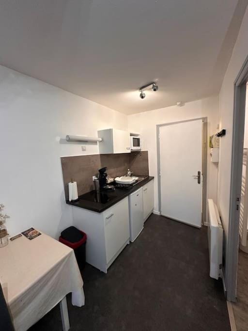 Kitchen or kitchenette, Dining area, minibar, oven, stove
