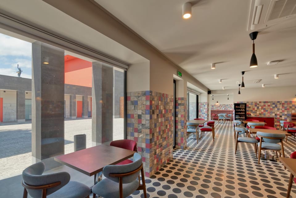 Restaurant/places to eat, Restaurant/places to eat, Banquet/Function facilities, Seating area