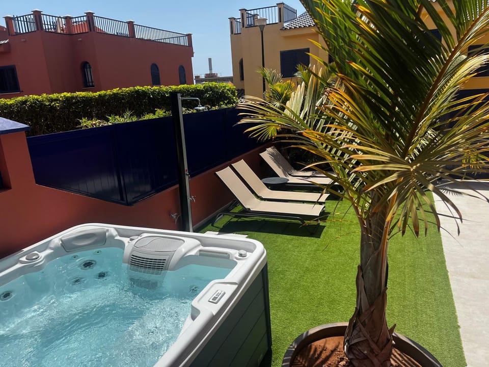 Holiday home in meloneras with sea views, golf and private jacuzzi House in Maspalomas