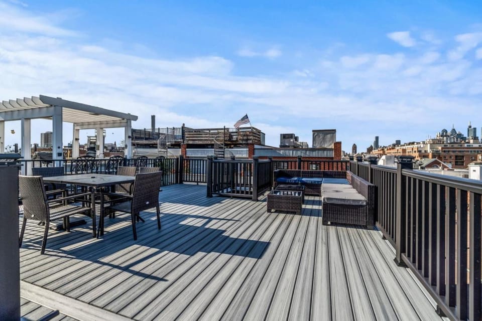 5 bdrm - Heated Indoor Pool - Roof Top Deck House in Penns Landing