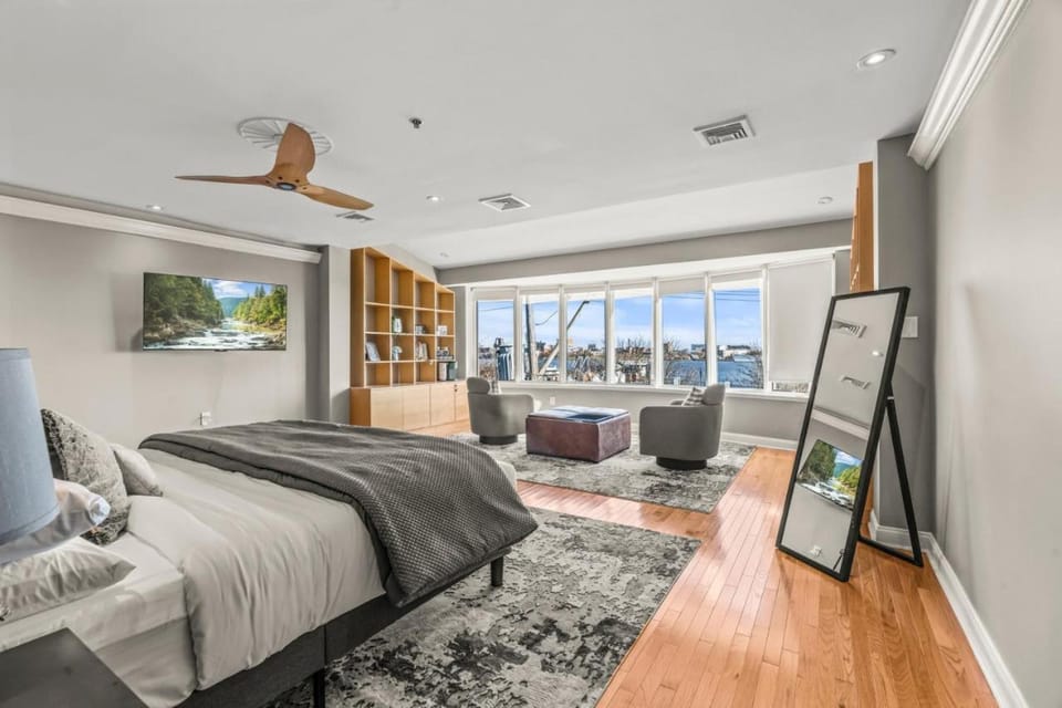 5 bdrm - Heated Indoor Pool - Roof Top Deck House in Penns Landing