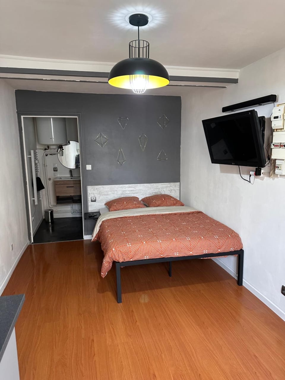 Bed, TV and multimedia, Photo of the whole room, Bedroom