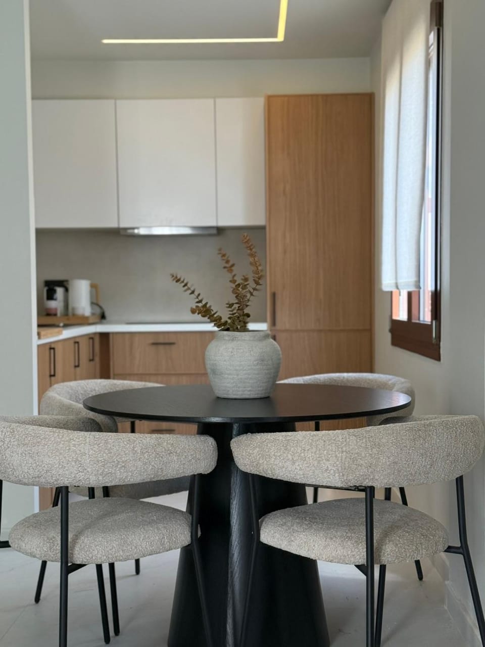 Kitchen or kitchenette, Dining area