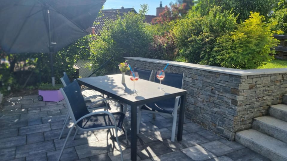 Property building, Garden, Balcony/Terrace, Seating area, Garden view