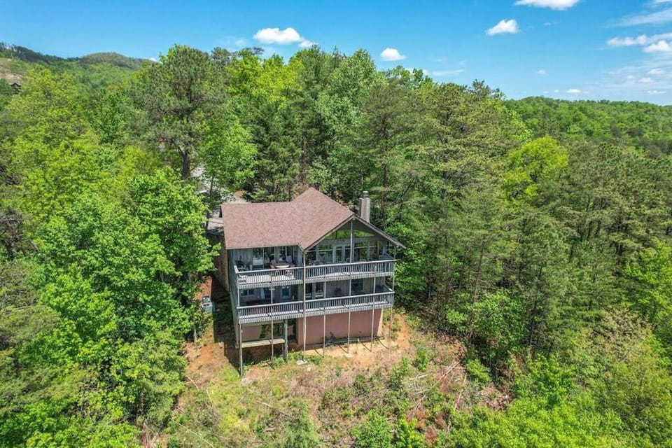 Access to 3 pools & pickleball! View! Shuffleboard! Arcade! Hot Tub! House in Pittman Center