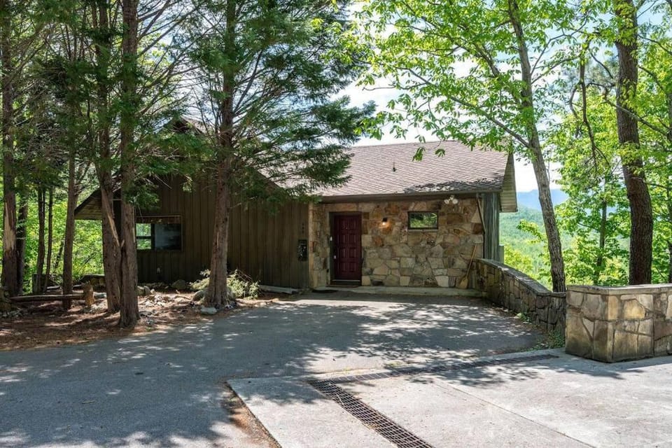 Access to 3 pools & pickleball! View! Shuffleboard! Arcade! Hot Tub! House in Pittman Center