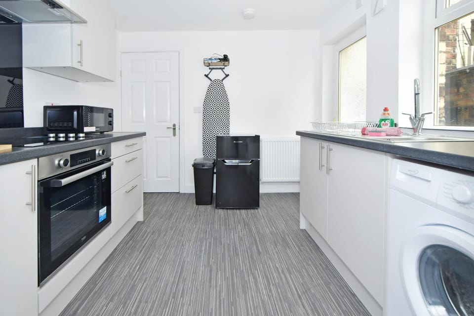 Kitchen or kitchenette, oven, stove, toaster, washing machine