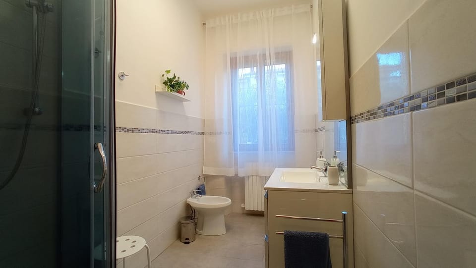 Shower, Toilet, Bathroom, bidet, heating, towels