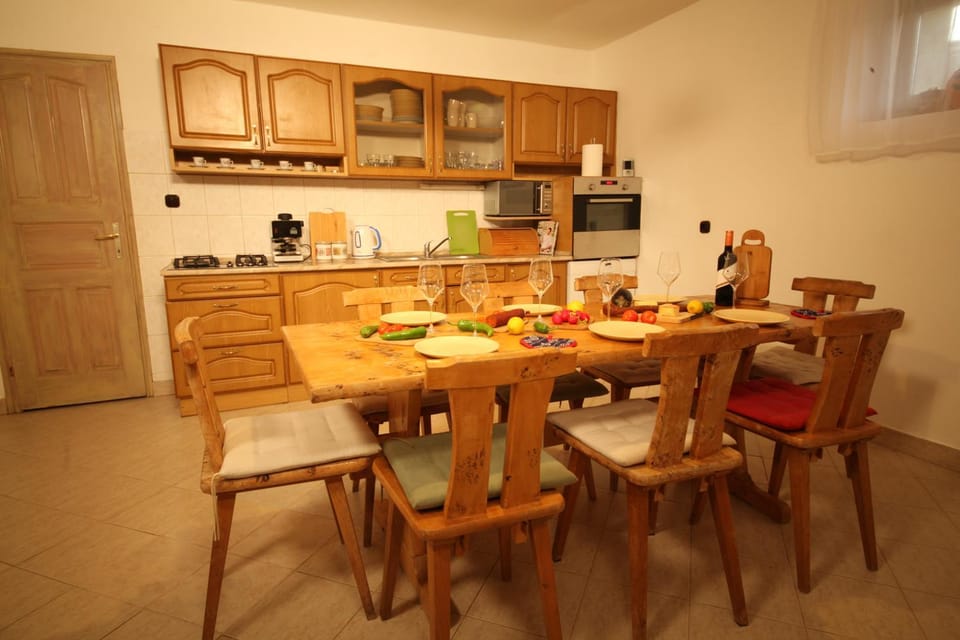 Restaurant/places to eat, Coffee/tea facilities, Communal kitchen, dishwasher, internet, microwave, oven, pet friendly, stove, toaster, kitchen