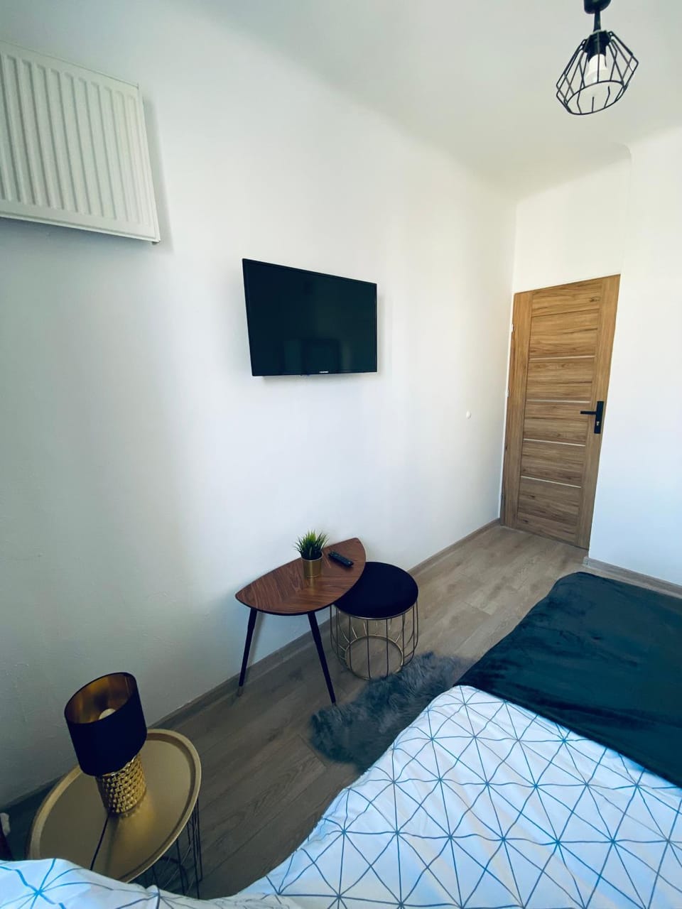 Bed, TV and multimedia, Photo of the whole room, Bedroom