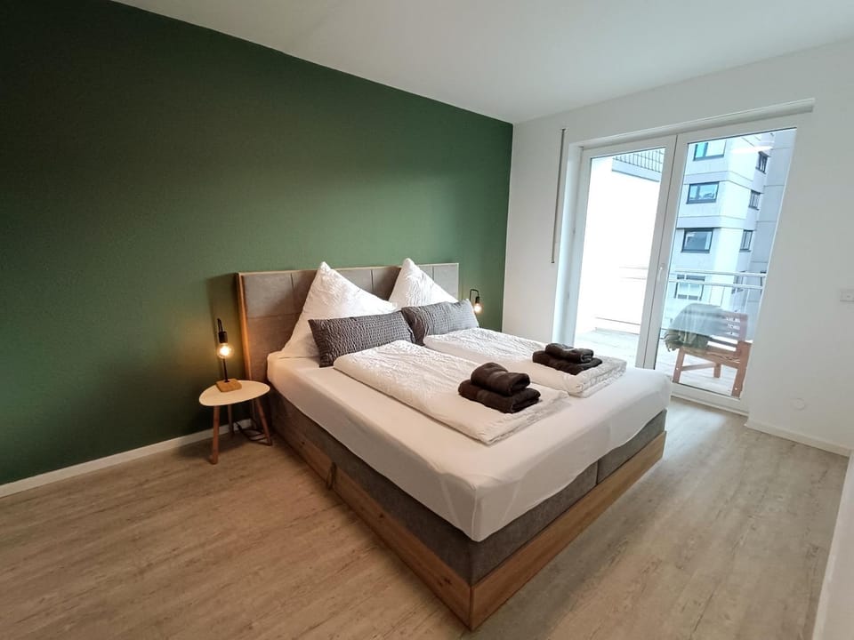 Bed, Bedroom, towels