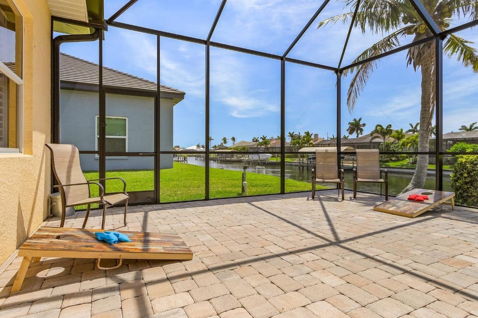 Gulf Access, Kayaks, Heated Pool - Villa Happy Hour - Roelens Vacations House in Cape Coral