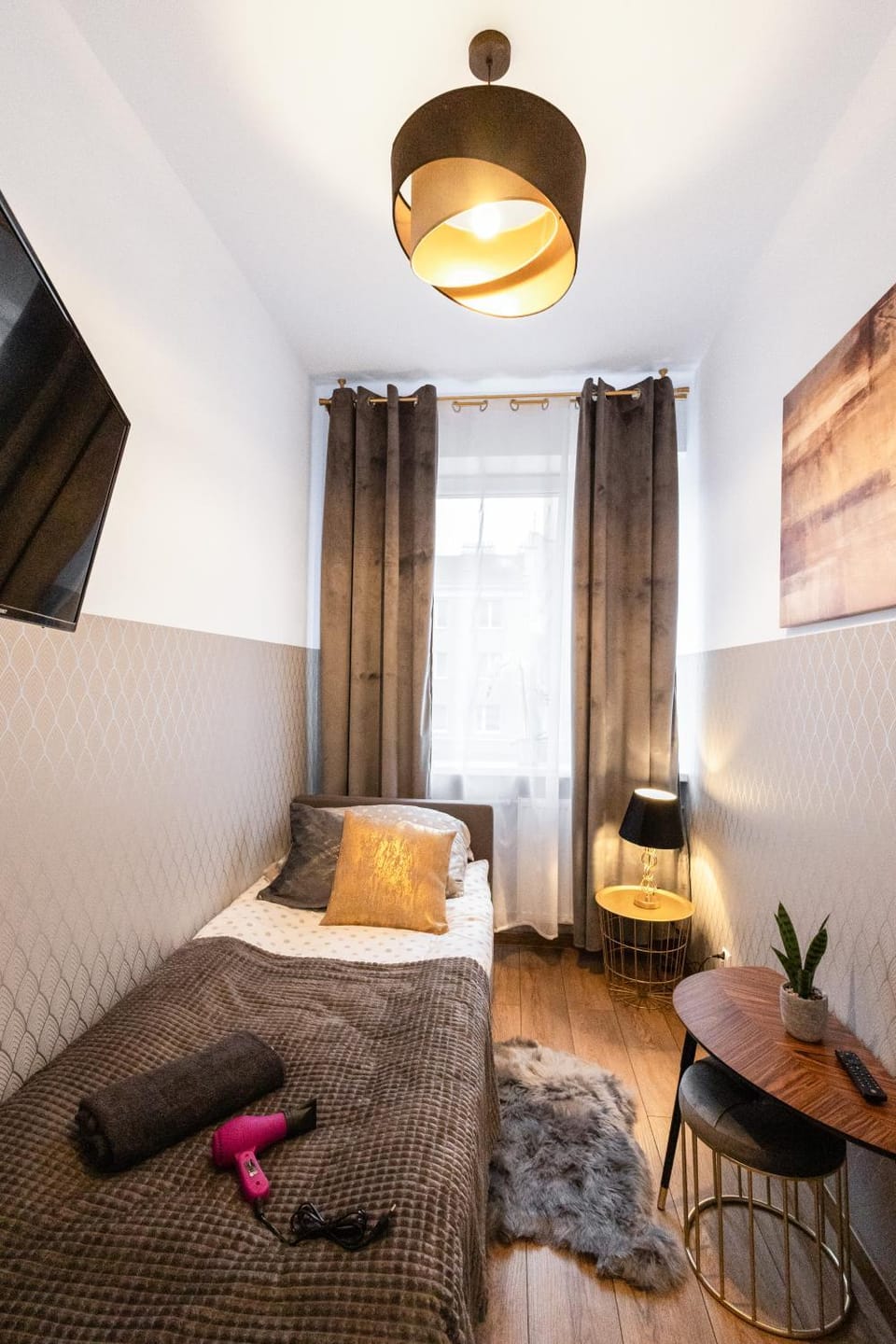 Bed, TV and multimedia, Photo of the whole room, Bedroom
