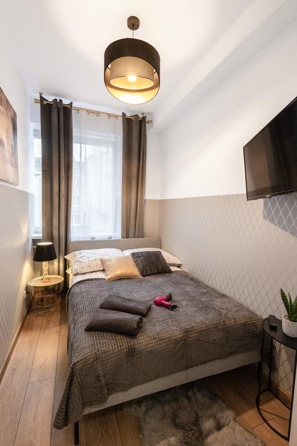 Bed, TV and multimedia, Photo of the whole room, Bedroom, towels