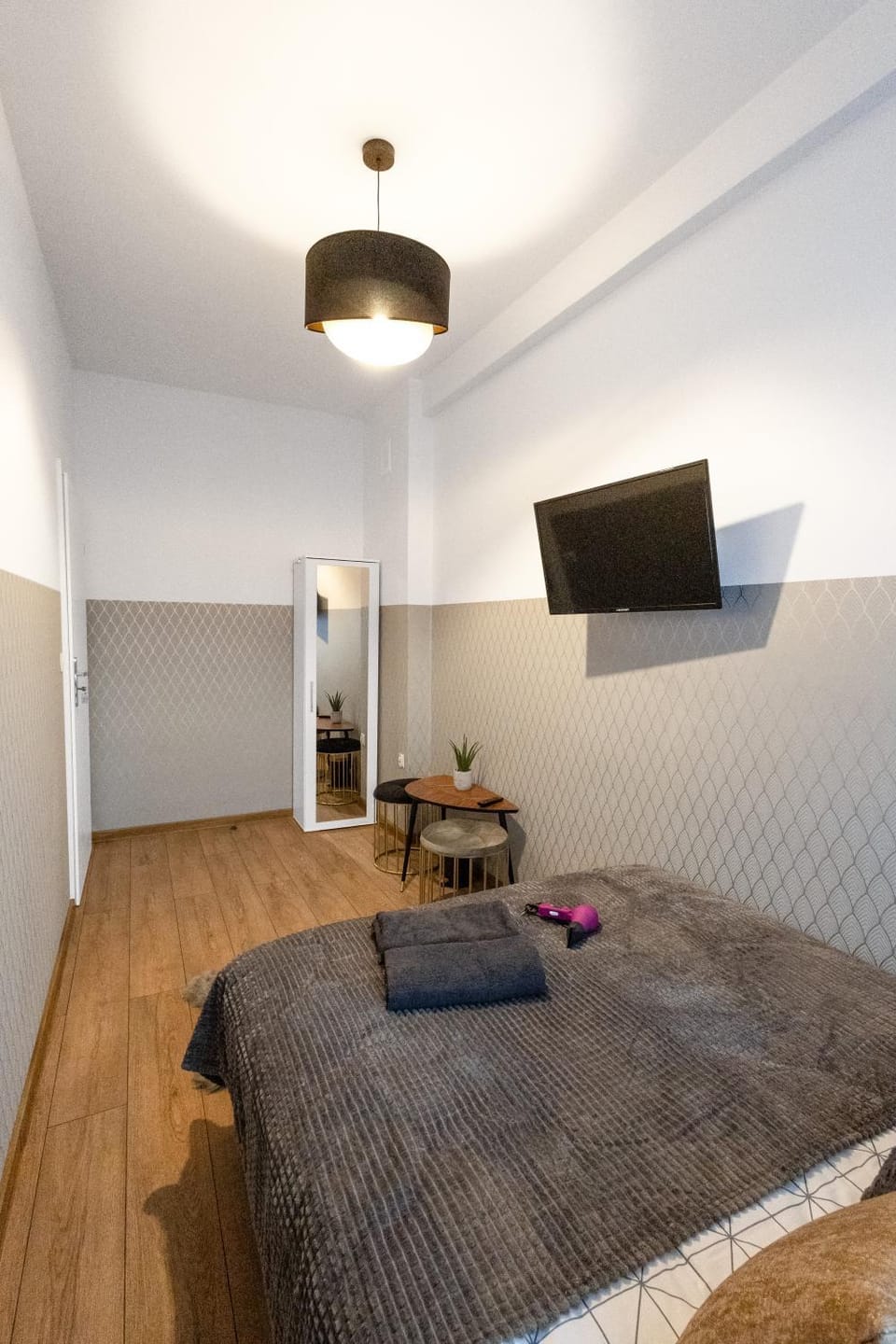 Bed, TV and multimedia, Photo of the whole room, Bedroom, towels