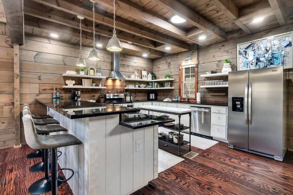 Mega Spa, Fire Pit, Views, sleep 18, Arcade, Karaoke, Gaming System House in Cosby