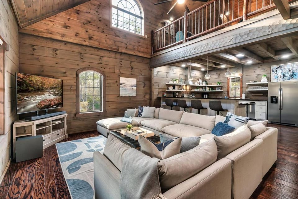 Mega Spa, Fire Pit, Views, sleep 18, Arcade, Karaoke, Gaming System House in Cosby
