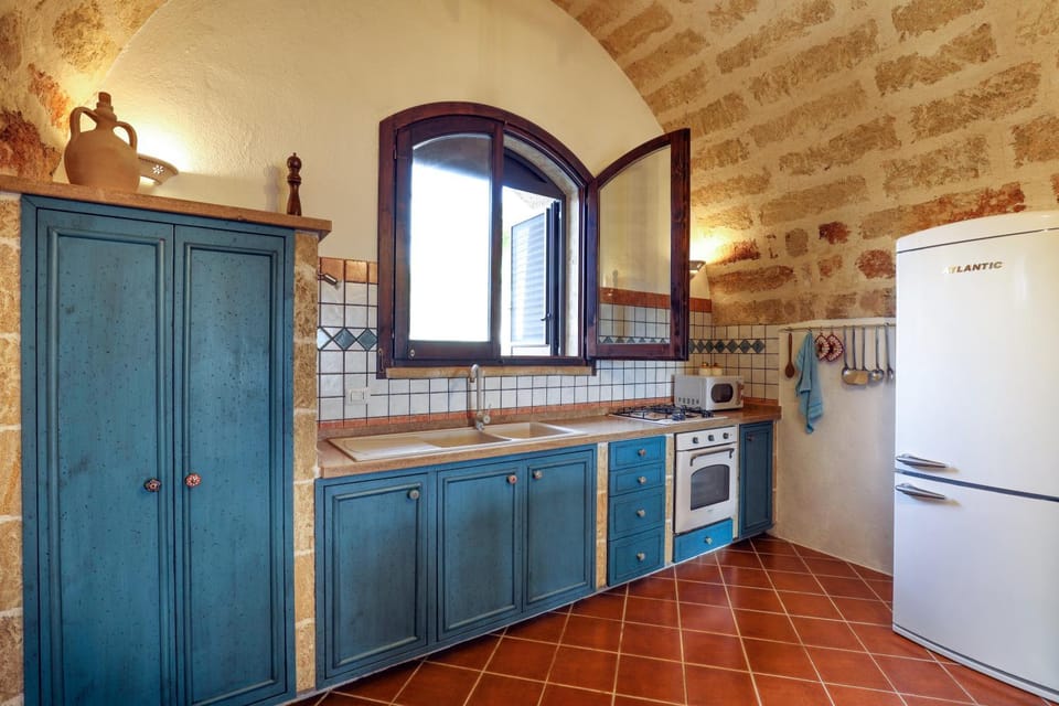 Kitchen or kitchenette, Garden view, oven, stove