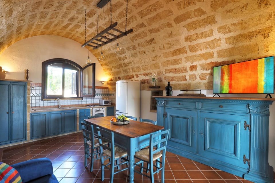 Communal lounge/ TV room, TV and multimedia, Kitchen or kitchenette, Dining area, oven, stove