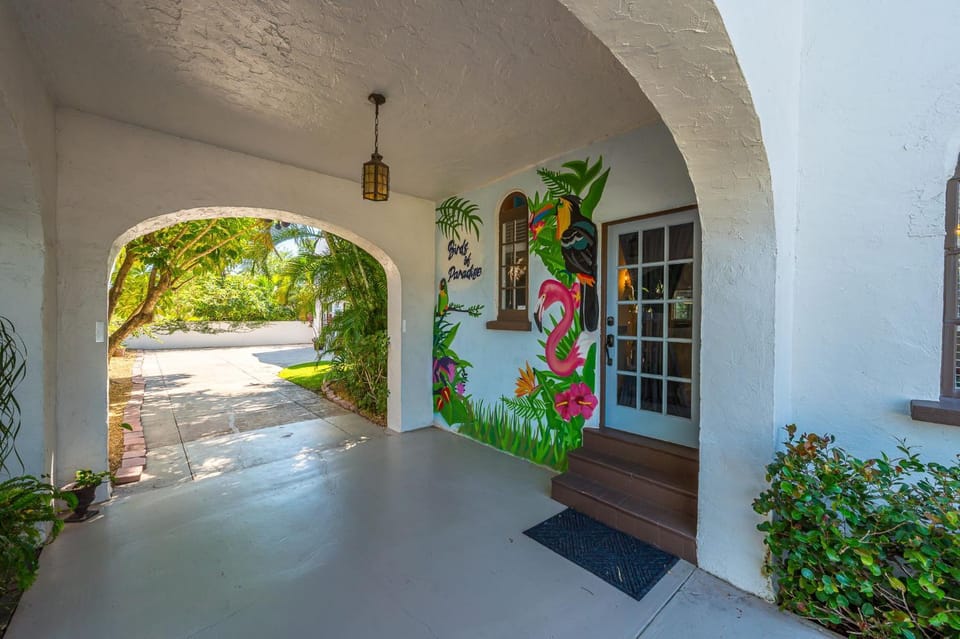 Birds of Paradise - Historic Spanish Estate House in Lantana