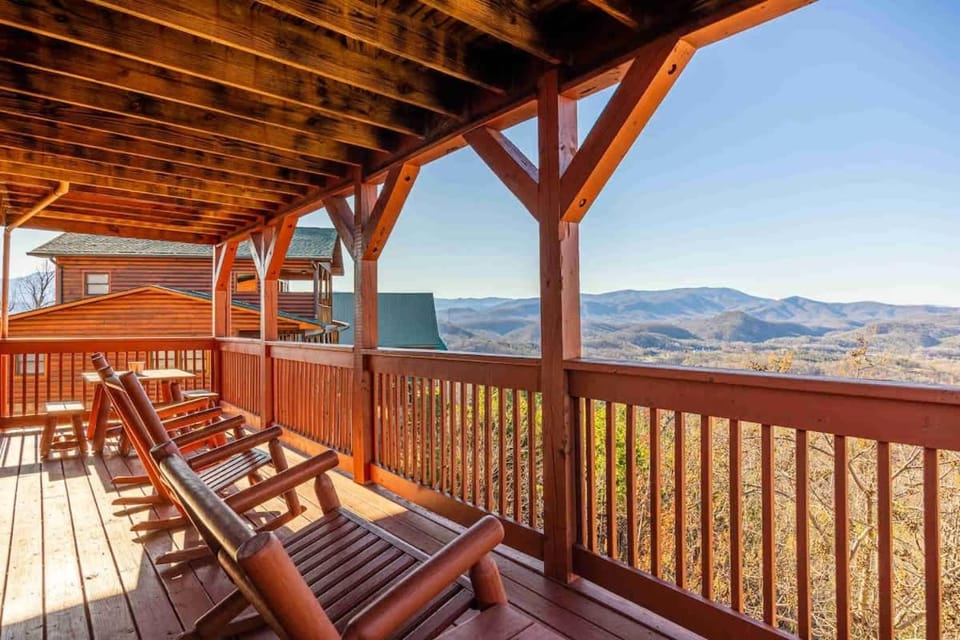 Breezy Ridge by Beyond Expectations w Hot Tub House in Pigeon Forge