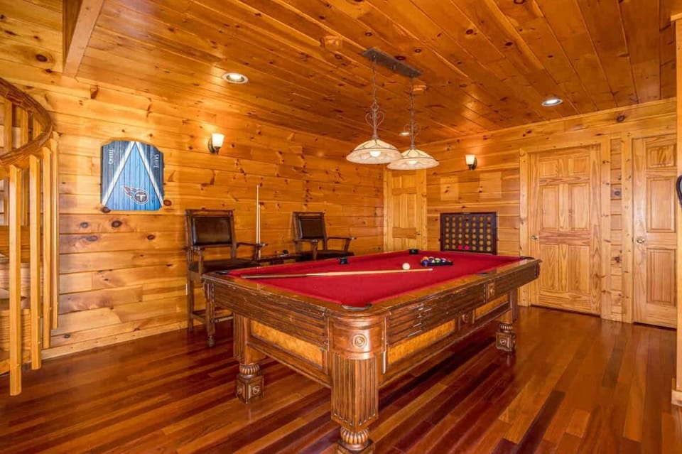 Breezy Ridge by Beyond Expectations w Hot Tub House in Pigeon Forge