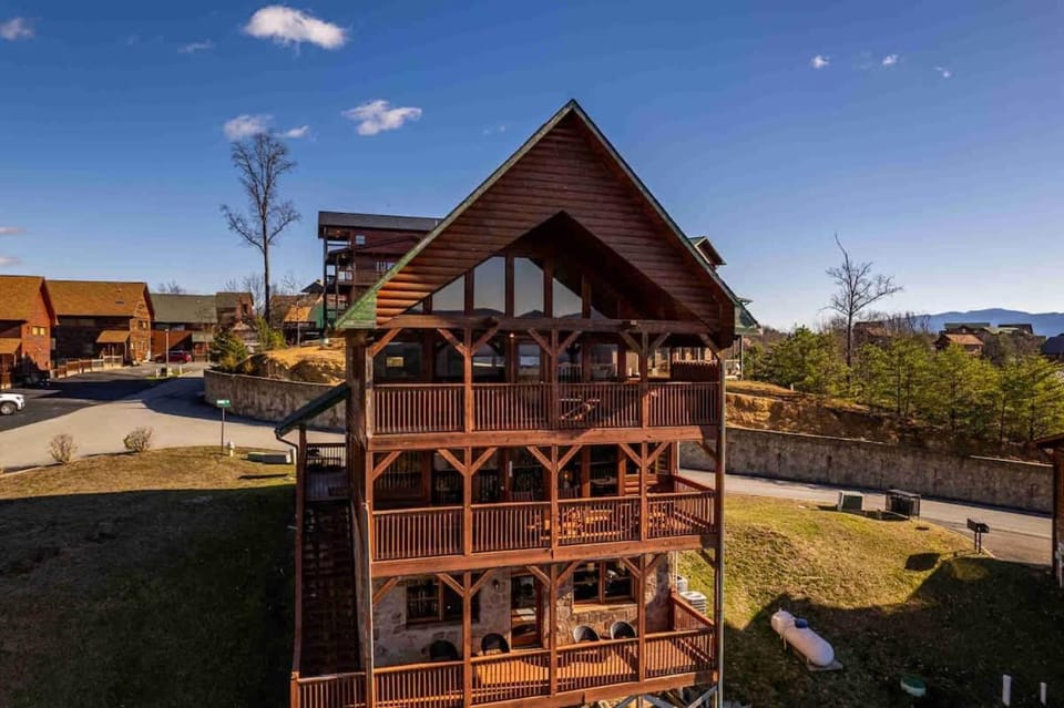 Breezy Ridge by Beyond Expectations w Hot Tub House in Pigeon Forge