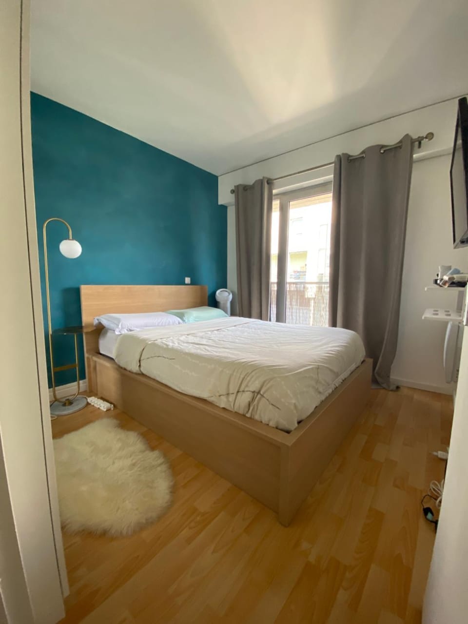 Bed, TV and multimedia, Photo of the whole room, Bedroom, towels