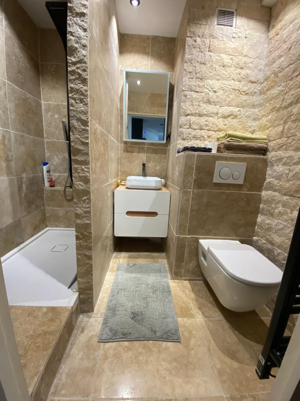 Shower, Toilet, Bathroom, towels