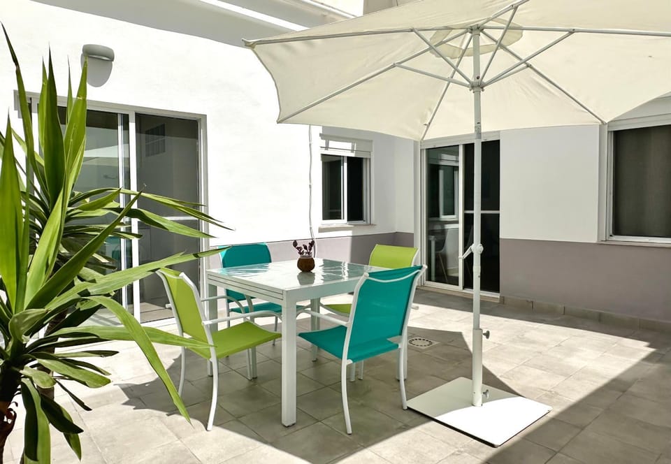 Patio, Spring, Day, Summer, Dining area, Entertainment
