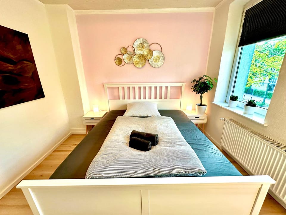 Bed, TV and multimedia, Photo of the whole room, Bedroom, towels